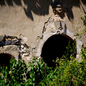 une entrée et une fenêtre ovale percées dans un mur en ruine - France  - collection de photos clin d'oeil, catégorie rues